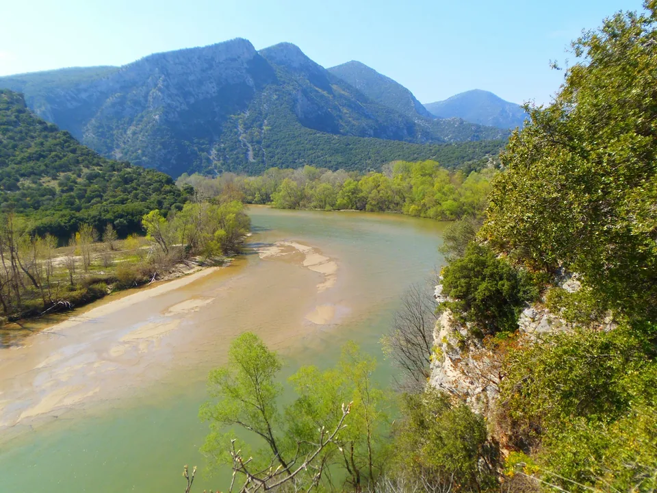 Ο ποταμός Νέστος ανάμεσα σε καταπράσινες πλαγιές
